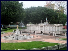 Buckingham Palace, London, Windows of the World.